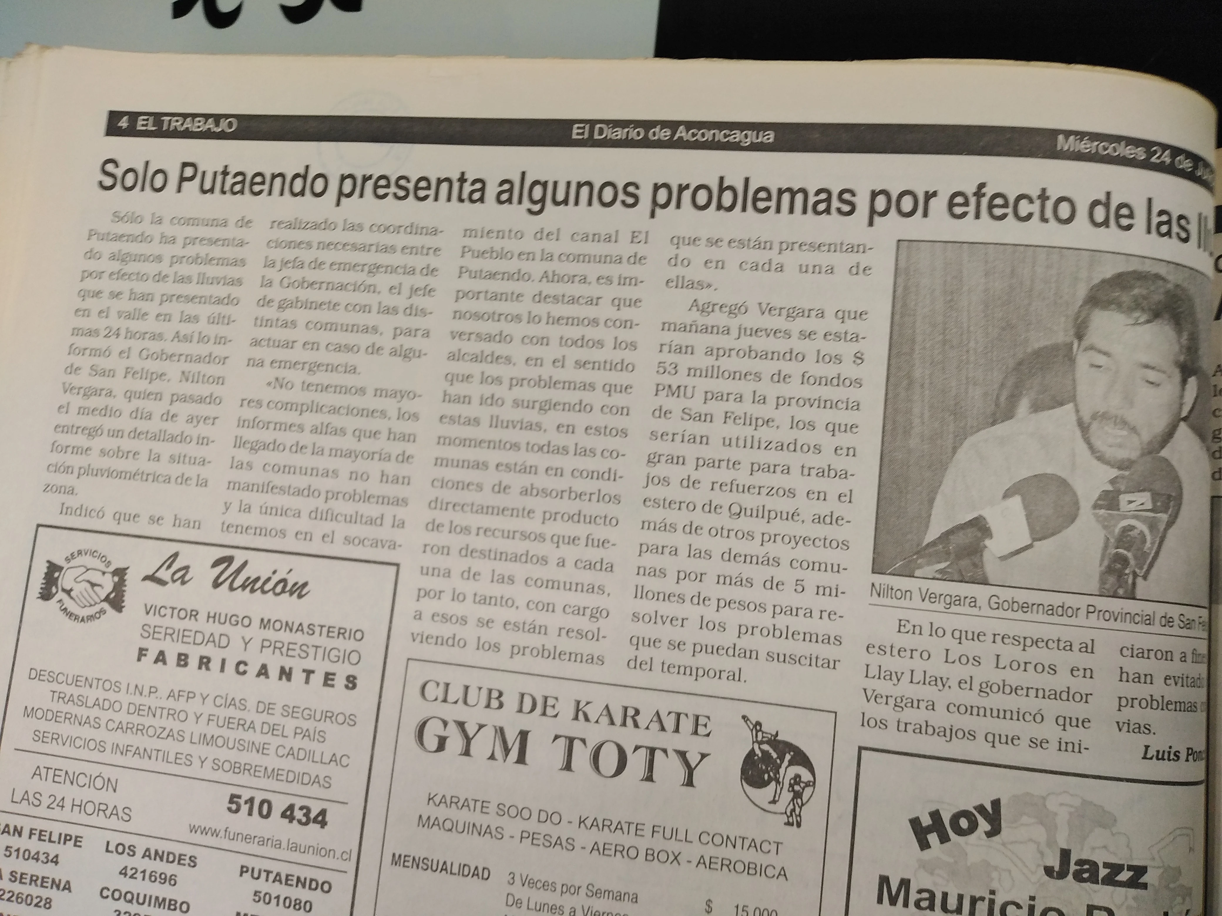 Registro fotográfico de prensa histórica revisada durante el estudio.