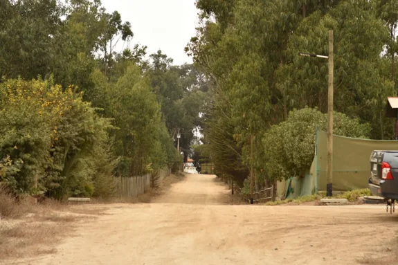 Calle interior del borde costero de Horcón, Puchuncaví, durante el reconocimiento territorial.