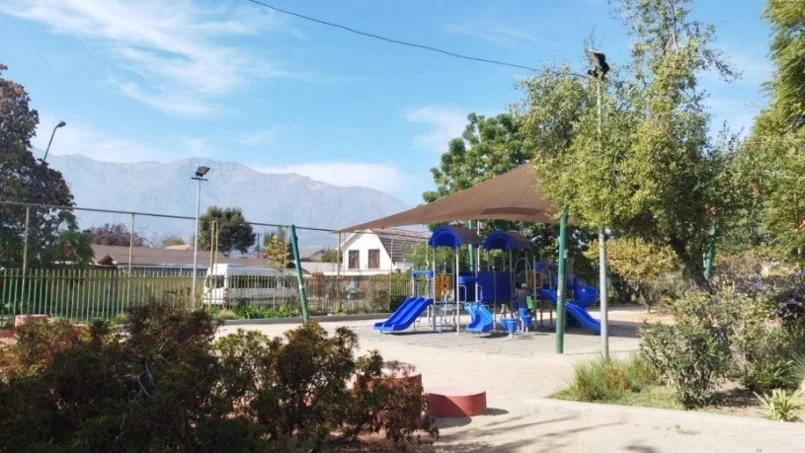 Espacio público, plaza y entorno barrial observados durante el reconocimiento territorial.